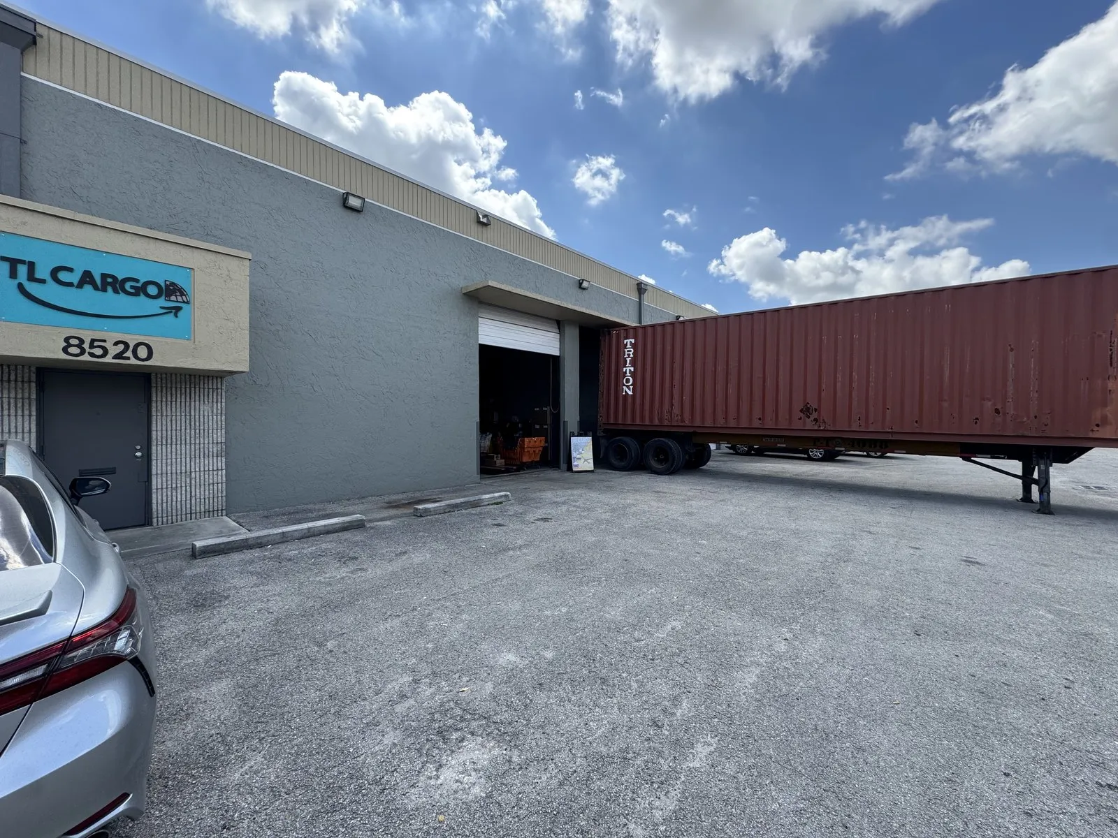 Contenedor marítimo de 40 pies cargando en el muelle del almacén de TL Cargo en 8520 NW 66th St, Miami