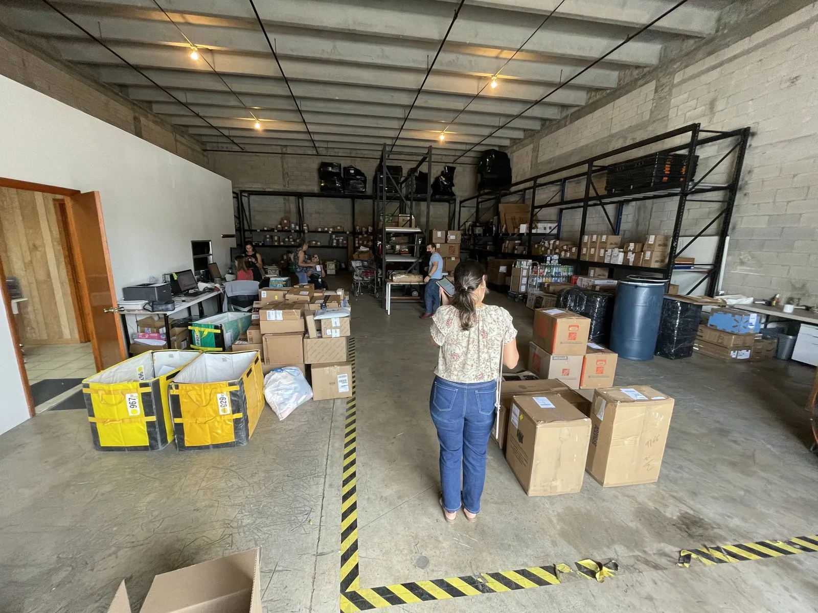 Interior del almacén de TL Cargo en Miami con carga en preparación