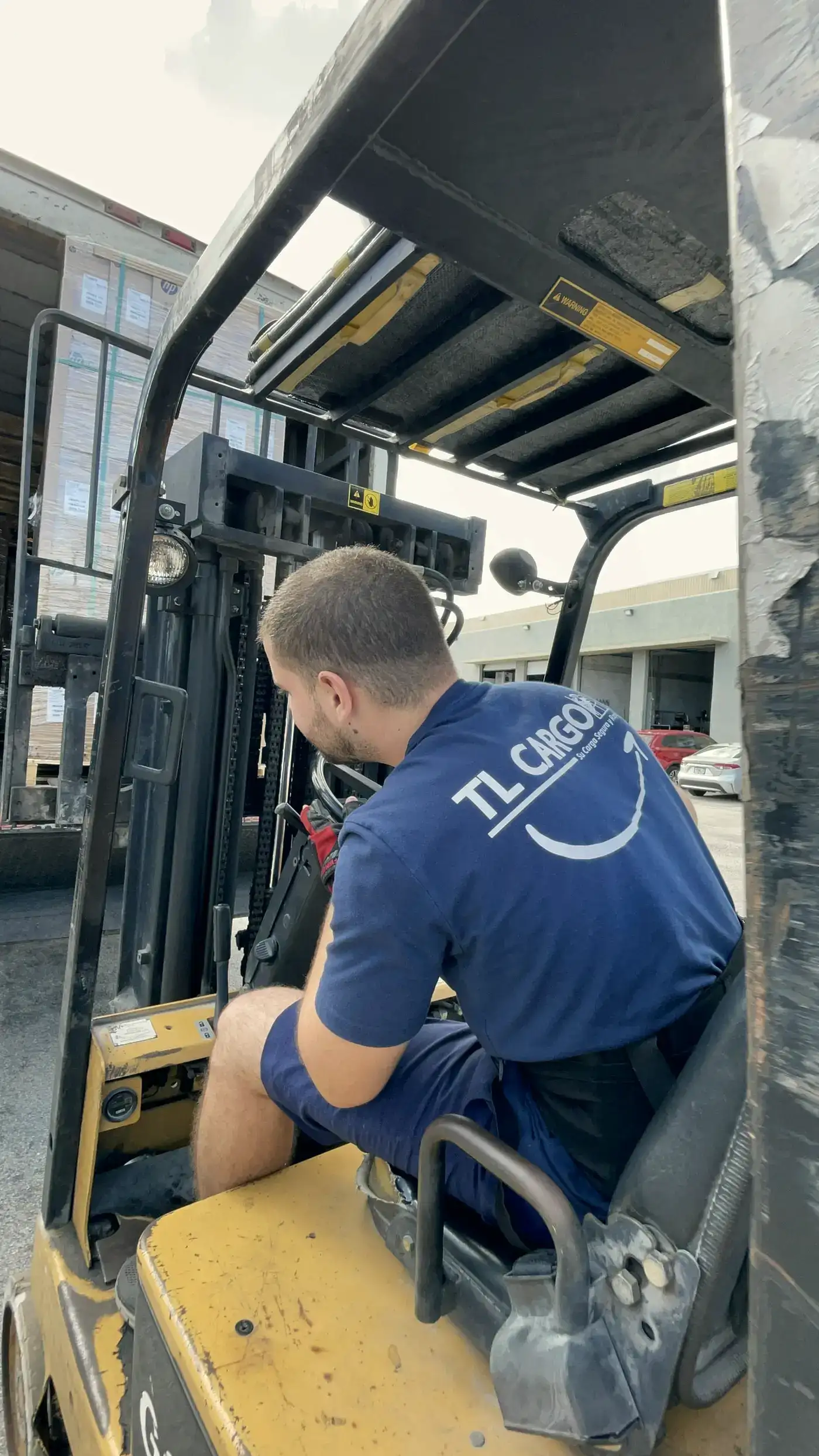 Operador de TL Cargo cargando el camión