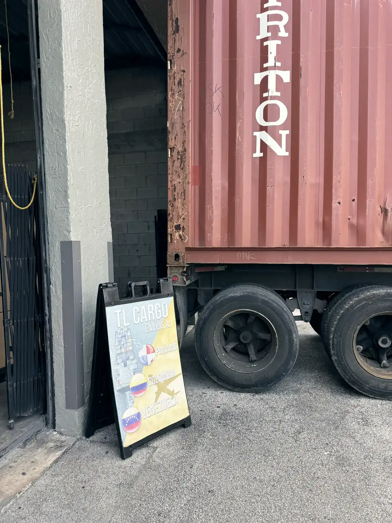 Contenedor marítimo con el letrero de destinos de TL Cargo